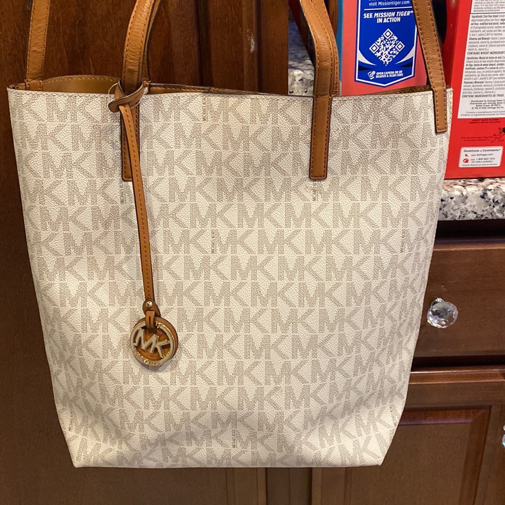 MK Purse - Picture 2 of 4
